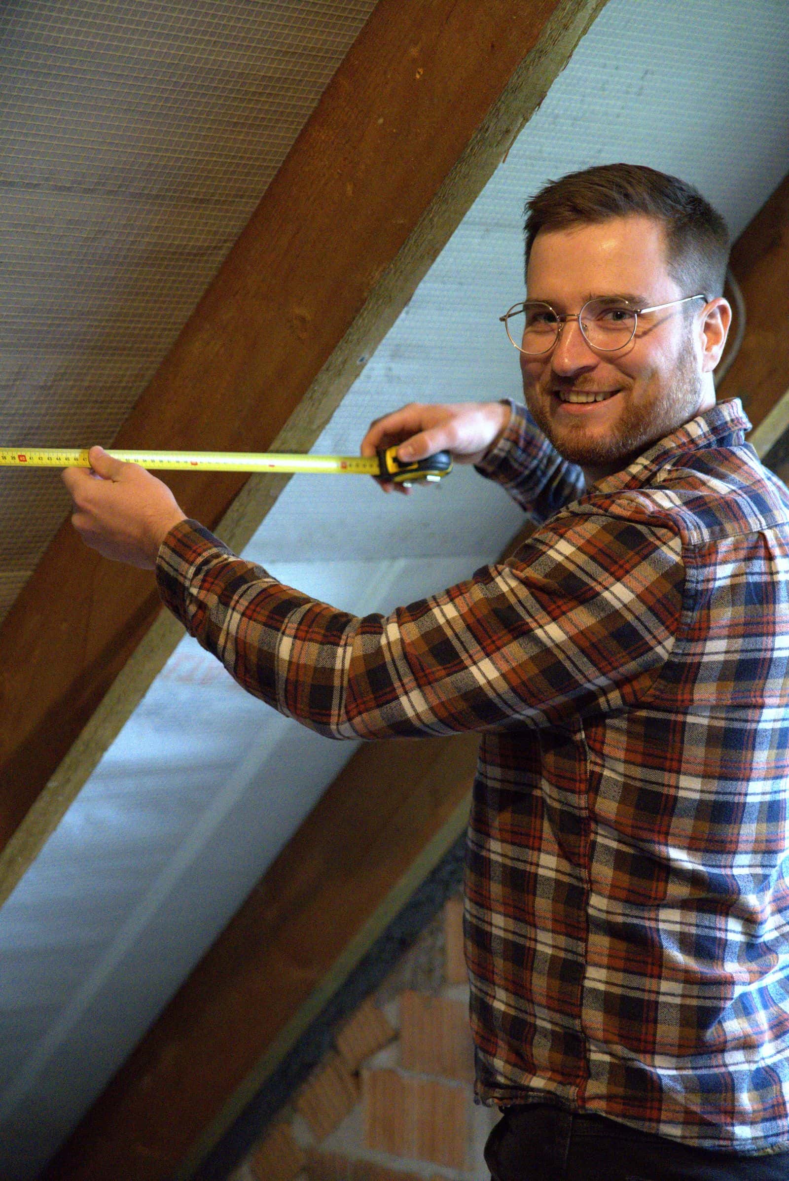 Max Lachenmann, Ingenieur und Energieberater, bei der Arbeit im Dachgeschoss